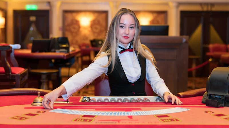 Dealer poker là người chịu trách nhiệm vận hành ván bài đổi thưởng